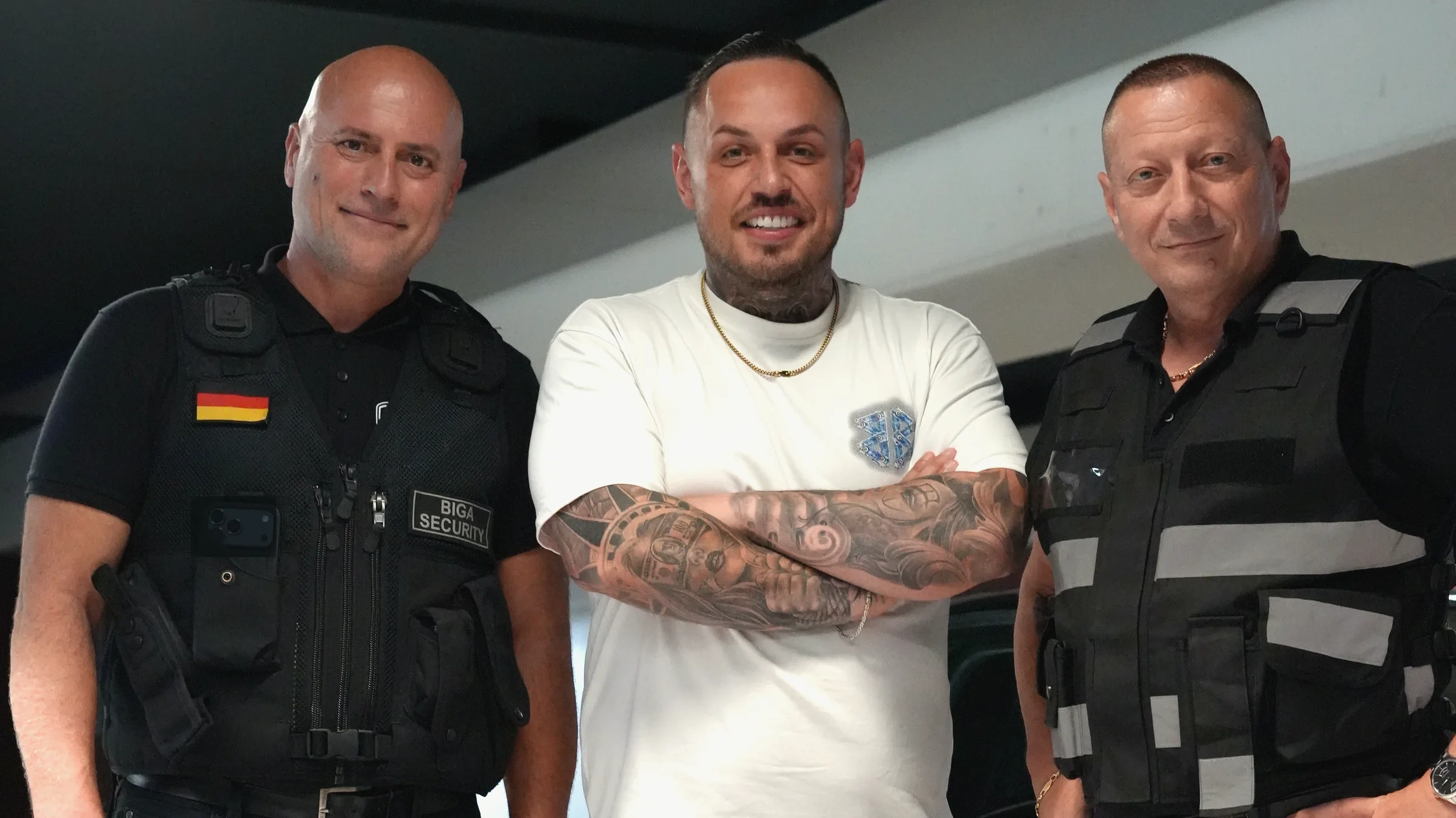Benny von WeWin zwischen Marc und einem Mitarbeiter seines Kunden BIGA Security.